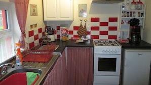 Traditional House, 2 Bedrooms, Mountain View, Lakeside | Private kitchen - Milly & Eve's (Lettermacaward)