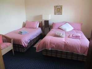 Traditioneel huis, 2 slaapkamers, uitzicht op bergen, aan het meer | 2 slaapkamers, een strijkplank/strijkijzer