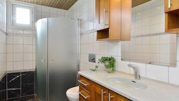 Single Room (Shared Facilities) | Bathroom | Shower, hair dryer, towels