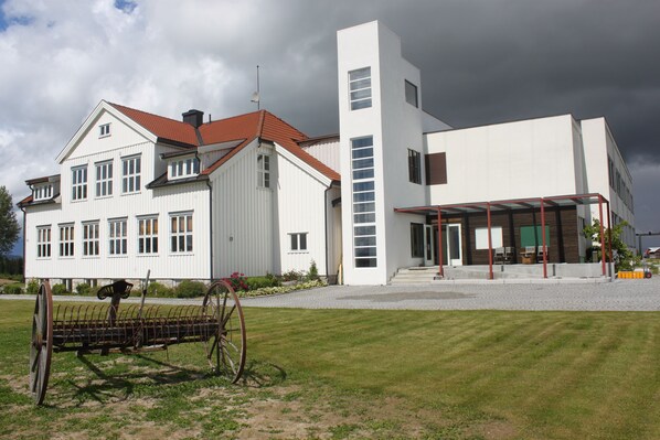Front of property - Elton Hotel (Vestre Toten)