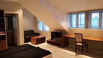 Deluxe Double Room | Soundproofing, iron/ironing board, rollaway beds, free WiFi