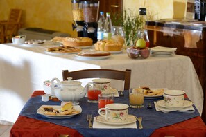 Frukostbuffé varje dag (EUR 5 per person)