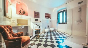 Habitación básica con 1 cama doble o 2 individuales, baño privado, planta baja | Baño | Bañera y ducha independientes y bañera profunda