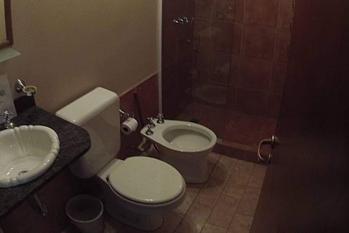 Dusche, kostenlose Toilettenartikel, Haartrockner, Handtücher