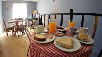 Sudah termasuk sarapan ala kontinental setiap hari