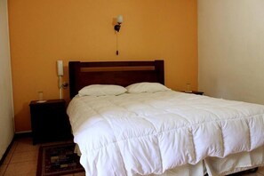 Chambre de base double, 1 lit double | Accès au Wi-Fi (inclus), literie fournie, accessible en fauteuil roulant