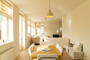 Loft Deluxe, 1 chambre, fumeurs, vue ville (Type D) | Salle de séjour | Télévision à écran plat