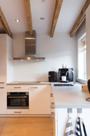 Loft Deluxe, 1 chambre, fumeurs (Type F) | Cuisine privée | Réfrigérateur, micro-ondes, four, plaque de cuisson