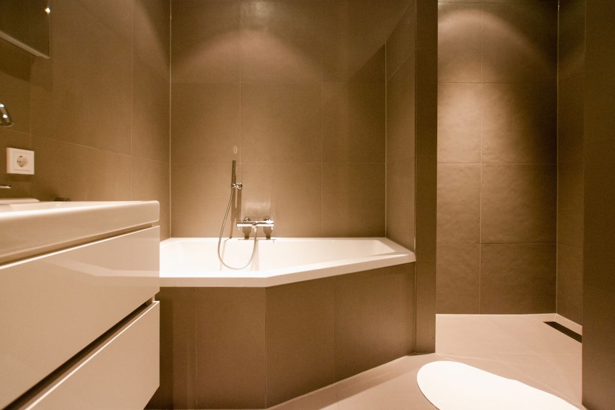 Loft luxo, 1 quarto, para fumantes (Type B) | Banheiro | Chuveiro com efeito de chuva, secador de cabelo, toalhas de banho 