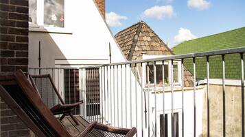 Deluxe Loft, 1 Bedroom, Smoking (Type F) | 1 bedroom, desk, soundproofing, cots/infant beds