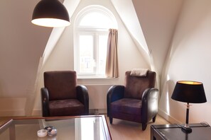 Deluxe Loft, 1 Bedroom, Smoking (Type F) | Living area