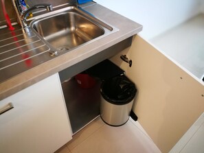 Sengetøy av topp kvalitet, skrivebord og strykejern/-brett