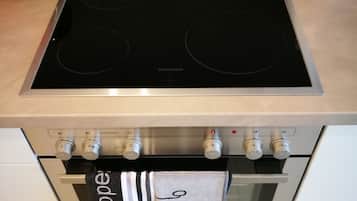 Frigorifero, microonde, piano cottura, macchina per tè/caffè