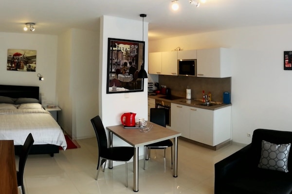 Premium bedding, desk, iron/ironing board, free WiFi