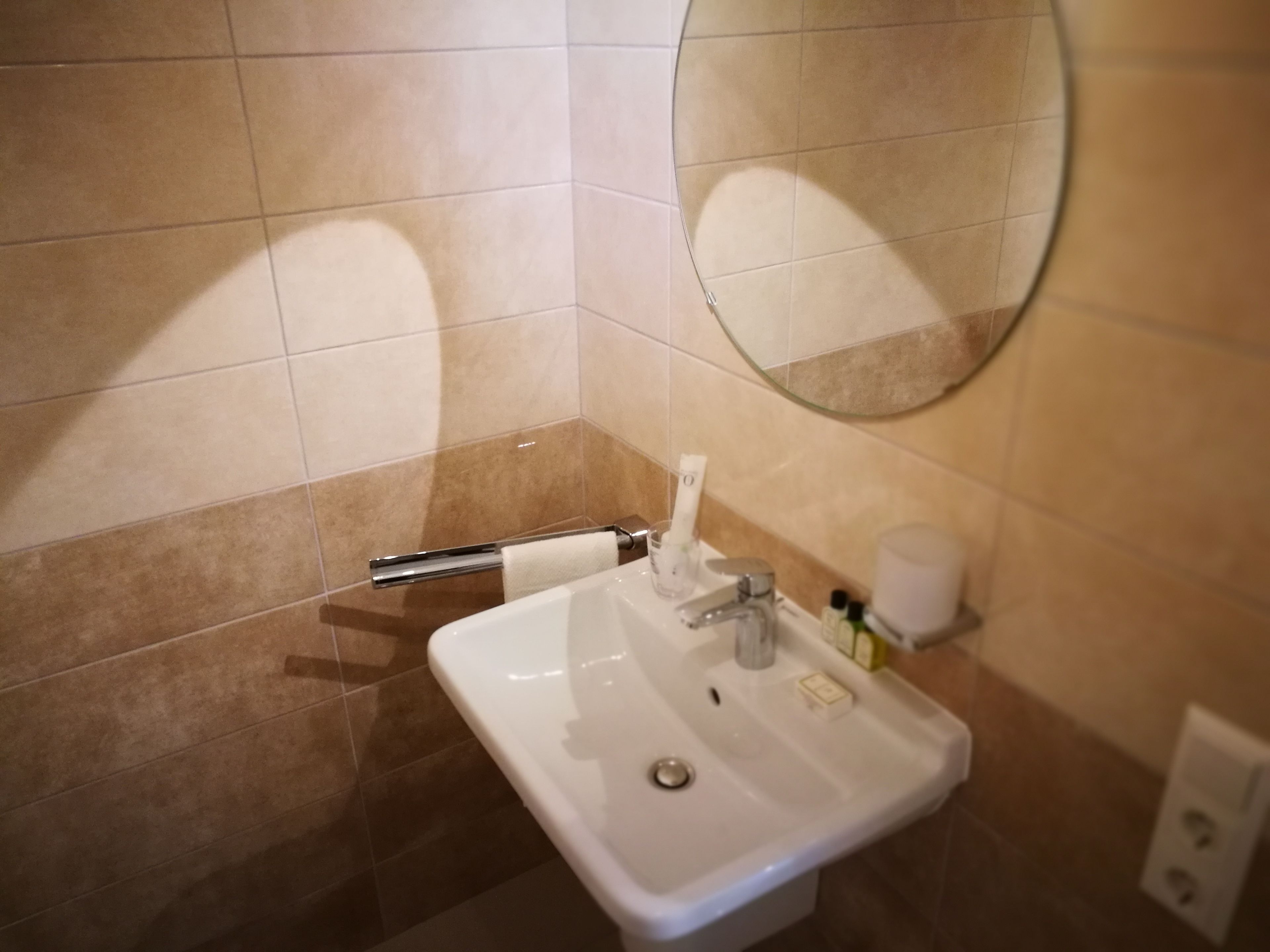 Badkamer met wastafel