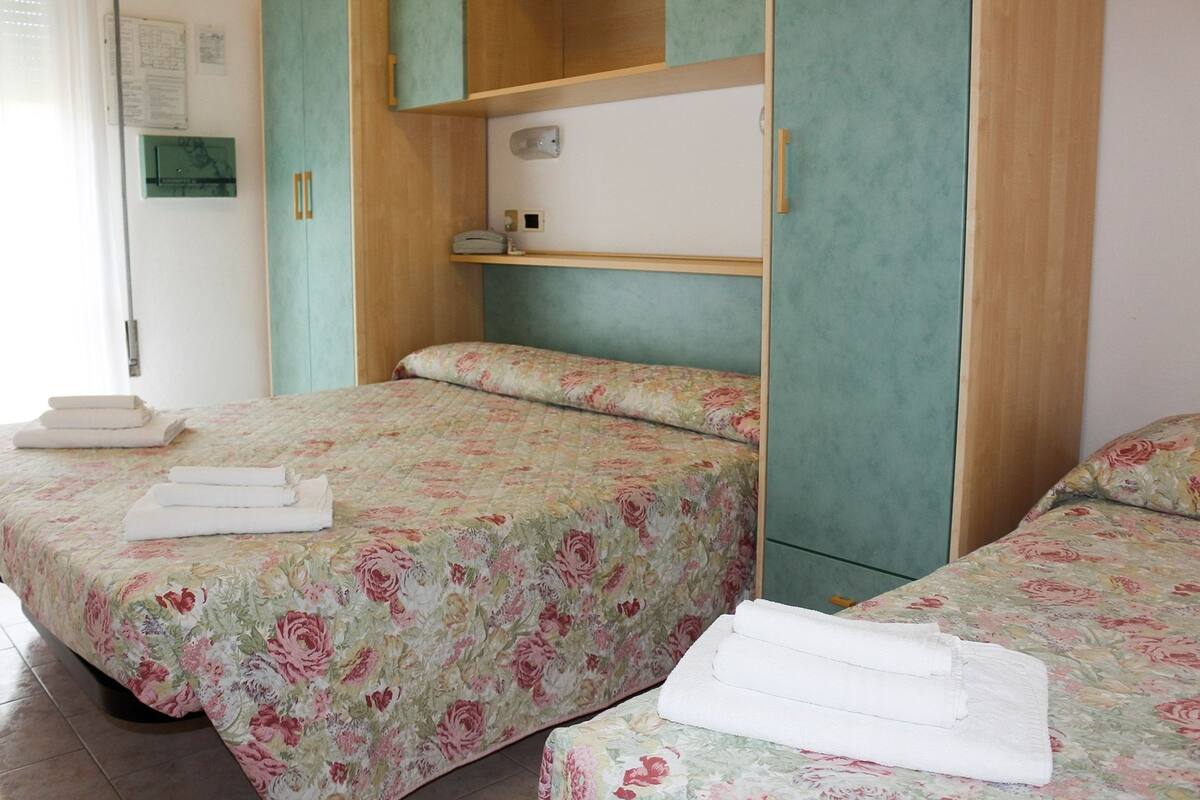 Habitación triple | Escritorio, cunas gratuitas, wifi gratis