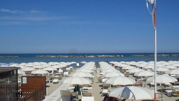 Beach nearby, white sand, sun loungers, beach umbrellas - Hotel Buda (Bellaria-Igea Marina)