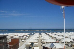 Ubicación cercana a la playa, arena blanca, tumbonas y sombrillas