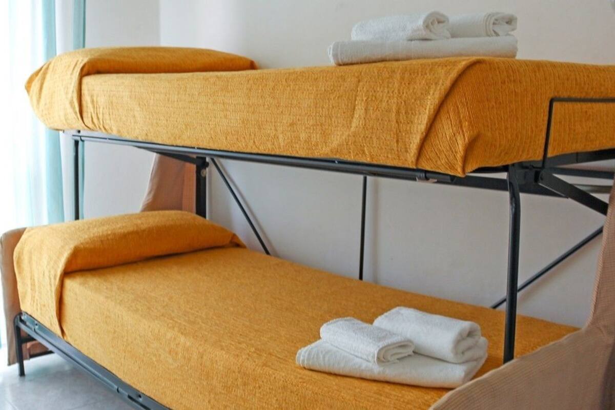 Habitación cuádruple | Escritorio, cunas gratuitas, wifi gratis