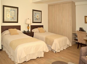 Quarto duplo executivo, 2 camas de solteiro | Roupas de cama premium, cofres nos quartos