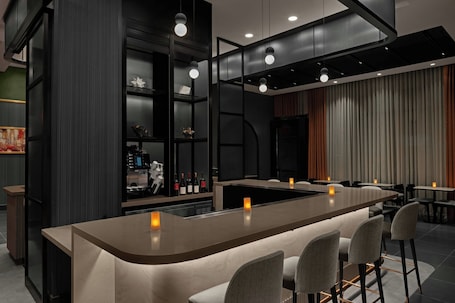 Restaurant. Courtyard by Marriott New York World Trade Center Area