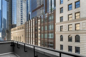 Kamar, 1 Tempat Tidur King, balkon | Brankas, meja kerja, tirai kedap cahaya, dan setrika/meja setrika