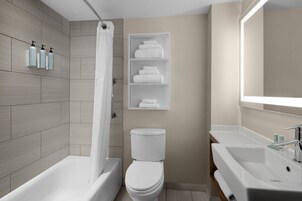 Bañera con ducha, artículos de tocador ecológicos, secador de pelo