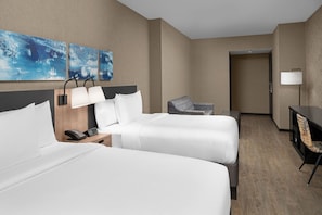 Estudio, 2 camas dobles | Caja fuerte, escritorio, cortinas opacas y tabla de planchar con plancha