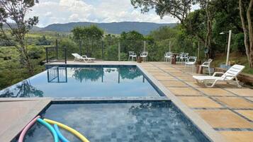 2 piscines extérieures