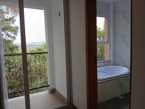 Superior tweepersoonskamer, 1 queensize bed, bubbelbad, aan het zwembad | Uitzicht vanaf balkon