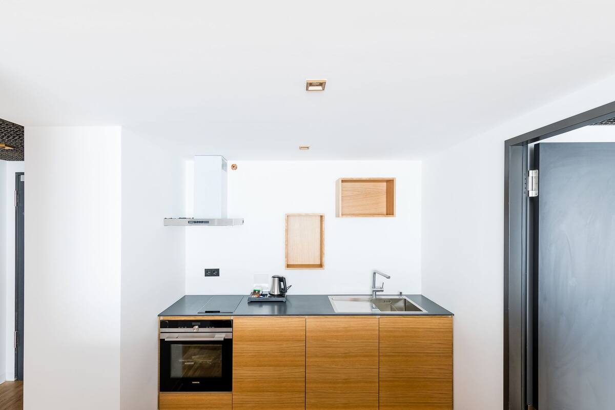 apartment, 1 bedroom, kitchen | premium bedding, in-room safe, desk, laptop workspace