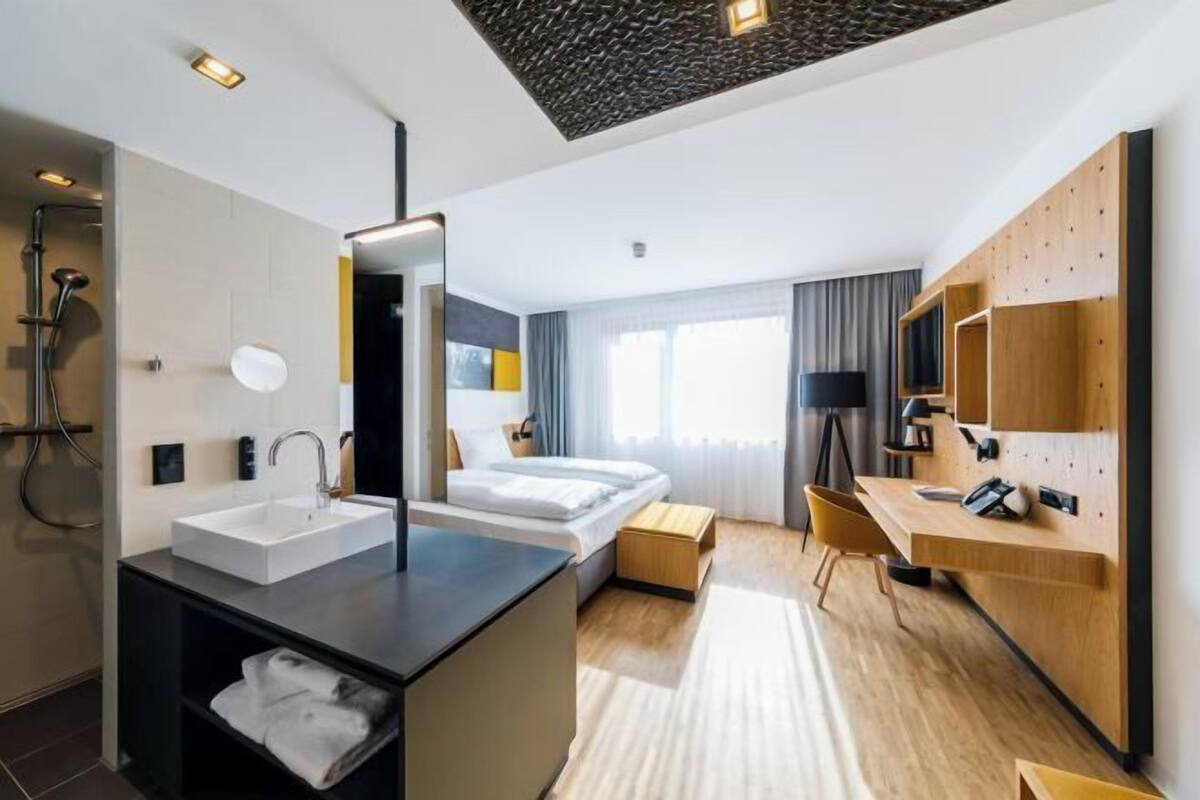 Ropa de cama de alta calidad y caja de seguridad en la habitación 
