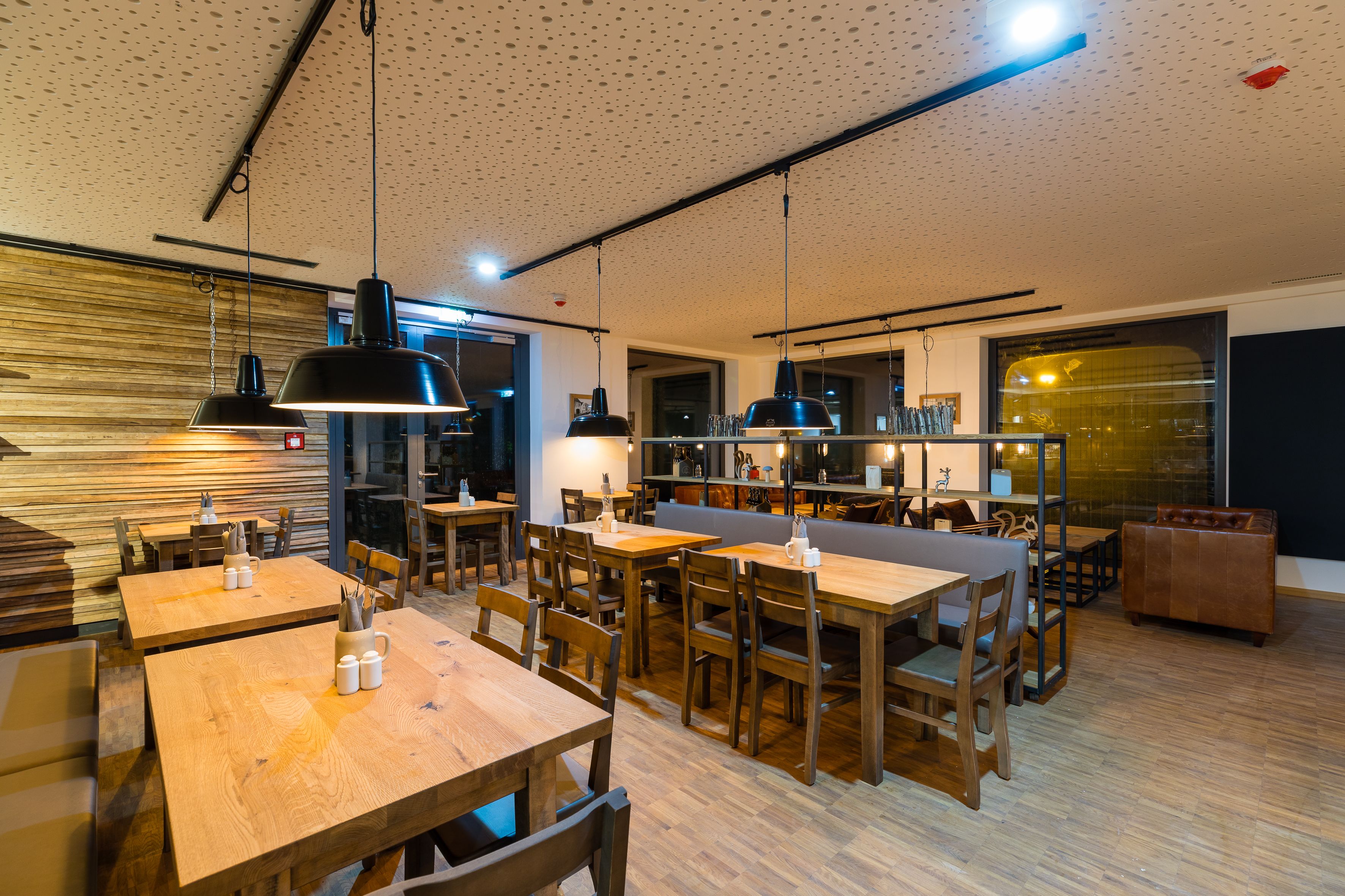 بوفيه فطور يوميًا بتكلفة قدرها (22.50 EUR للشخص)