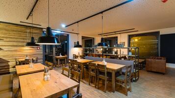 Desayuno buffet (EUR 22.50 por persona)