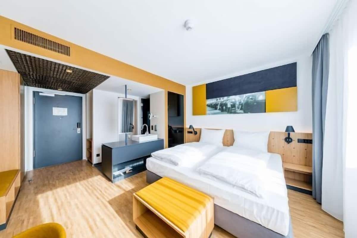 Premium bedding, in-room safe, desk, laptop workspace