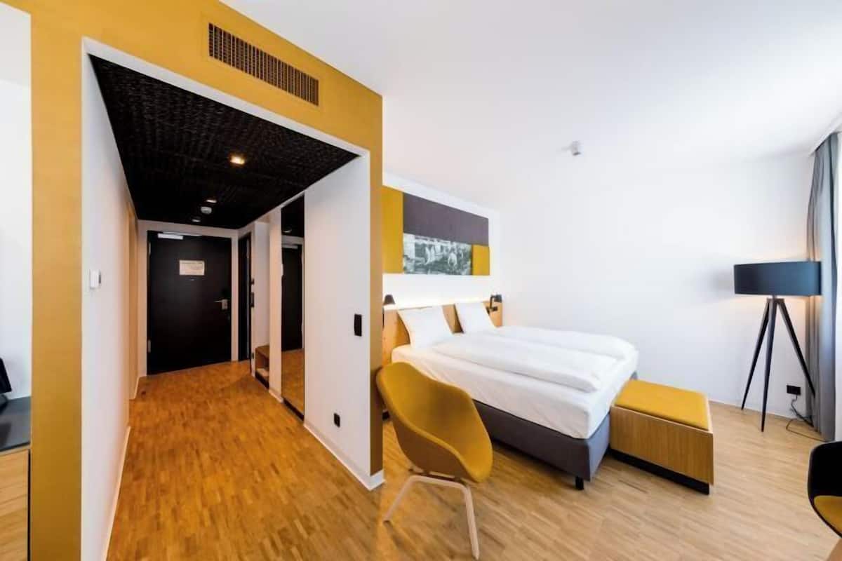 Premium bedding, in-room safe, desk, laptop workspace