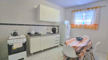 Apartamento básico | Cozinha privada | Geladeira, micro-ondas, fogão, mesas de jantar