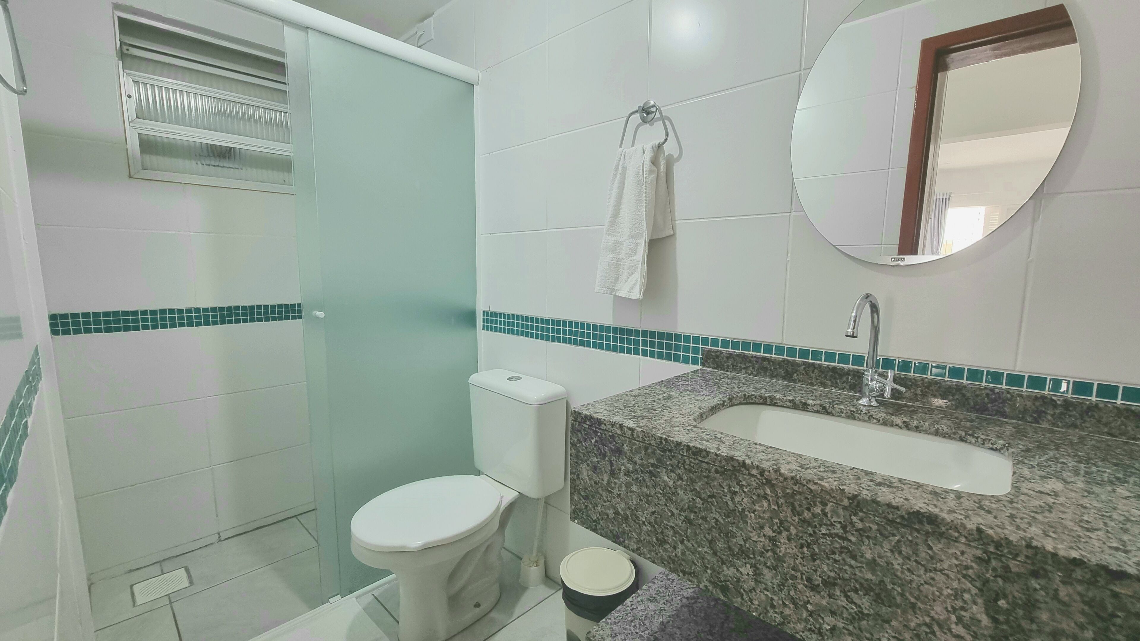 Un baño con inodoro, lavamanos y ducha.