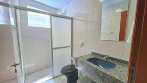 Basic Apartment | Bathroom | Shower, hair dryer, towels - Residencial Las Rocas I (Florianópolis)