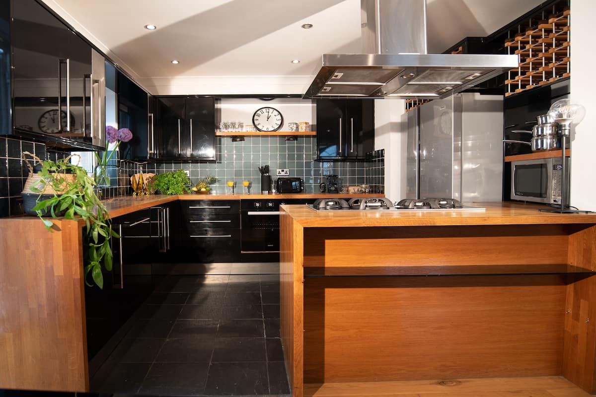 design apartment | private kitchen | full-sized fridge, microwave, oven, stovetop