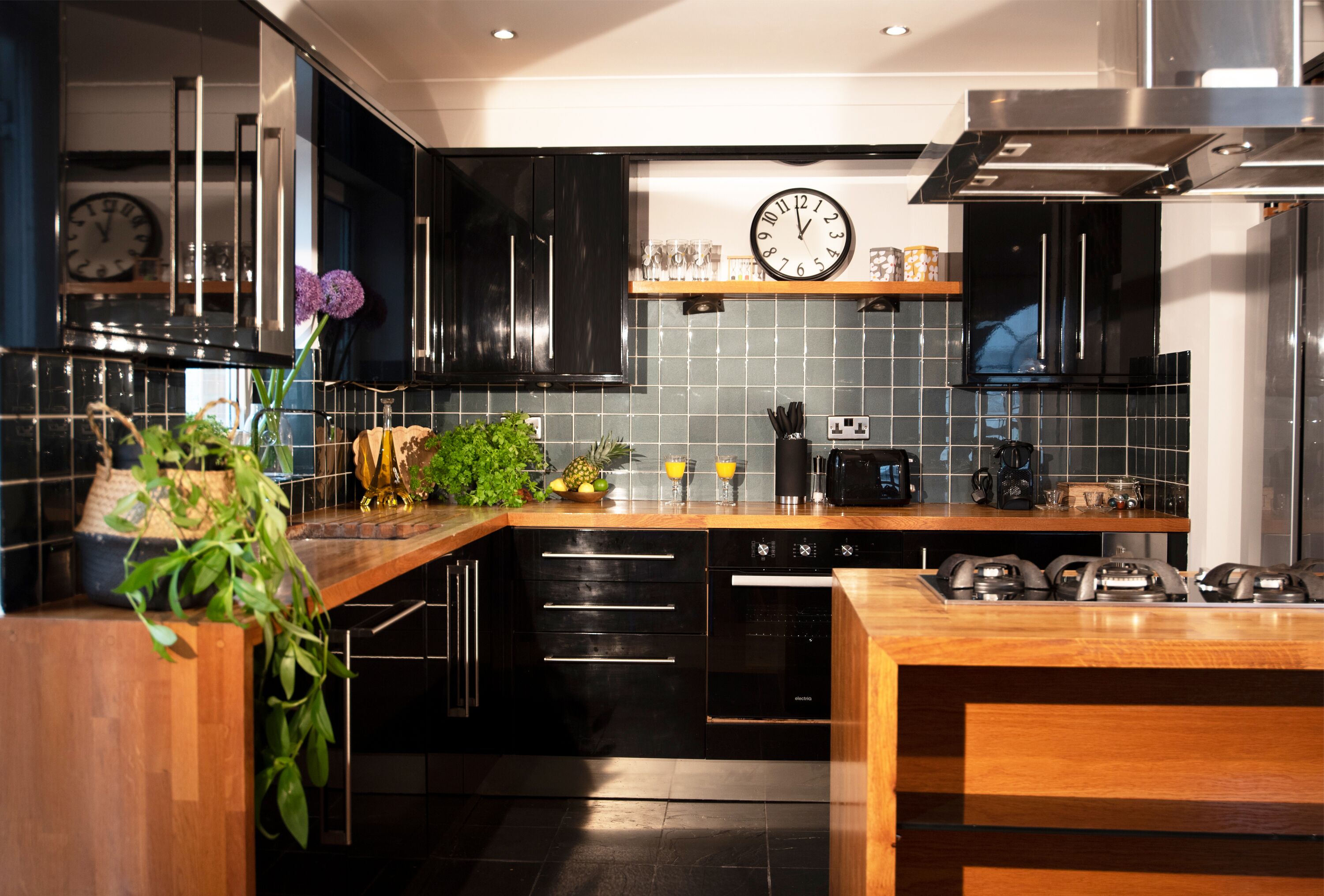 design apartment | private kitchen | full-sized fridge, microwave, oven, stovetop