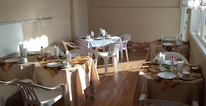 Daily continental breakfast (BRL 30 per person)