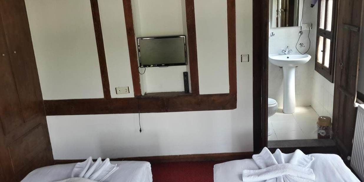 standard twin room | living area | lcd tv