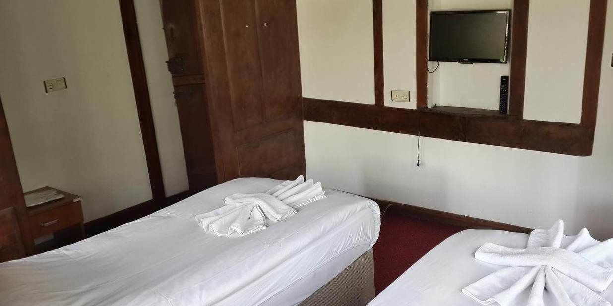 standard twin room | living area | lcd tv