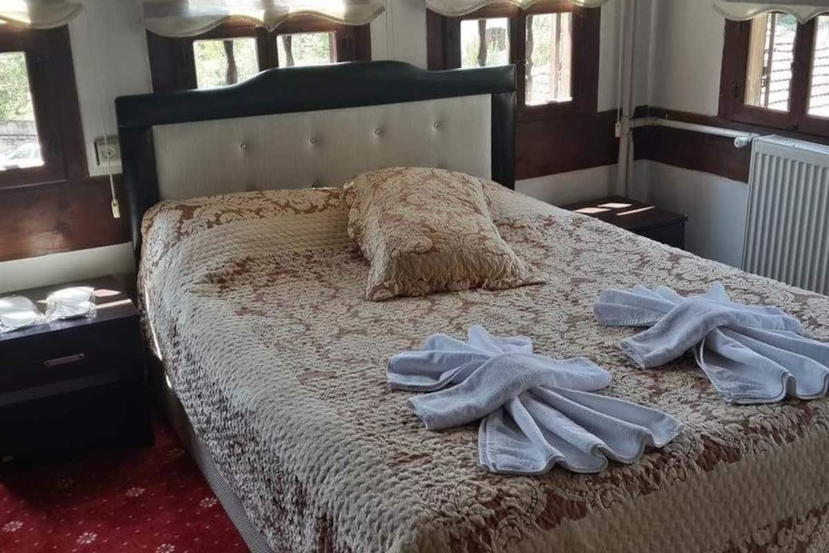 standard double room | in-room safe, desk, iron/ironing board, free wifi