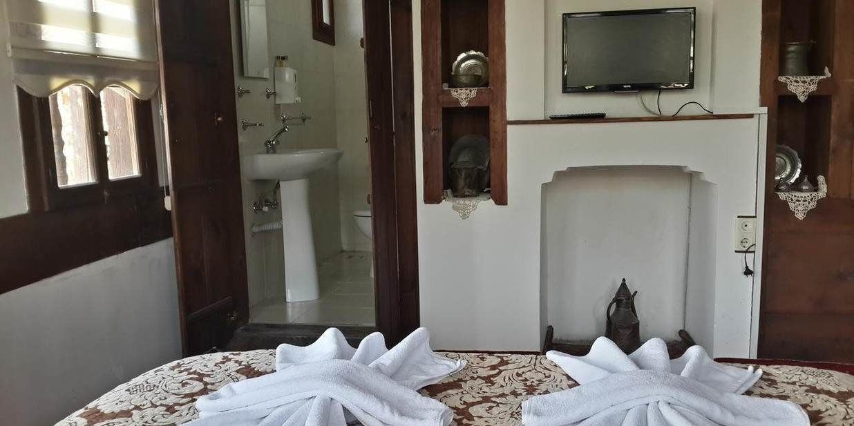 standard double room | living area | lcd tv