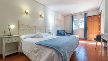 Habitación con 1 cama doble o 2 individuales | Cortinas opacas, sistema de insonorización, wifi gratis y ropa de cama