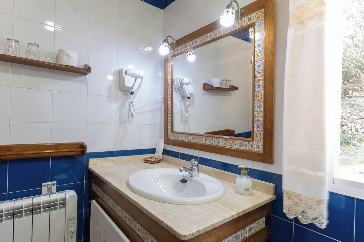 double or twin room | bathroom | shower, free toiletries, hair dryer, towels