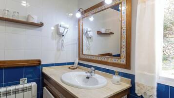 Habitación con 1 cama doble o 2 individuales | Baño | Ducha, artículos de higiene personal gratuitos y secador de pelo