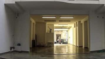 Estacionamiento en los alrededores con reservación obligatoria